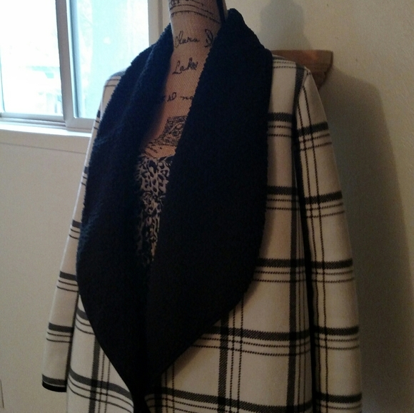 Soft  Black and White Jacket , size Small - Picture 7 of 8
